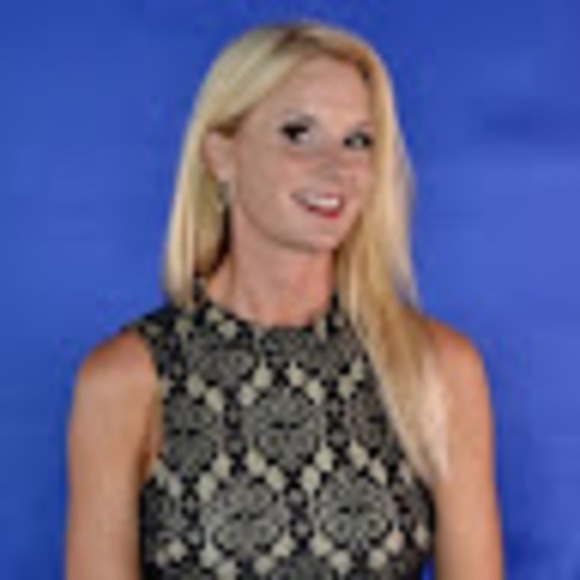 Profile Picture of Lindsay Bezer (@lindsaybezer) on Poshmark