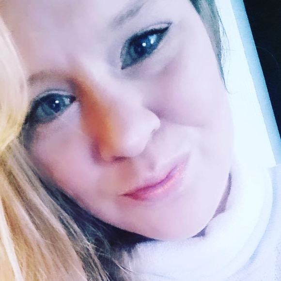 Profile Picture of Sunny Mantell (@sunnymantell) on Poshmark