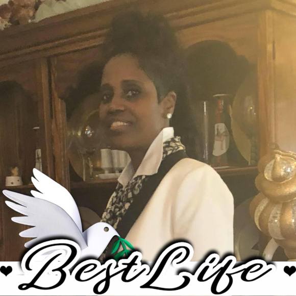 Profile Picture of Monique Williams (@nikkimowms) on Poshmark