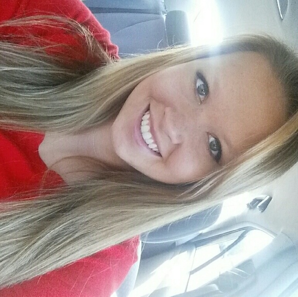 Profile Picture of Alexia Deruyter (@alexia311) on Poshmark