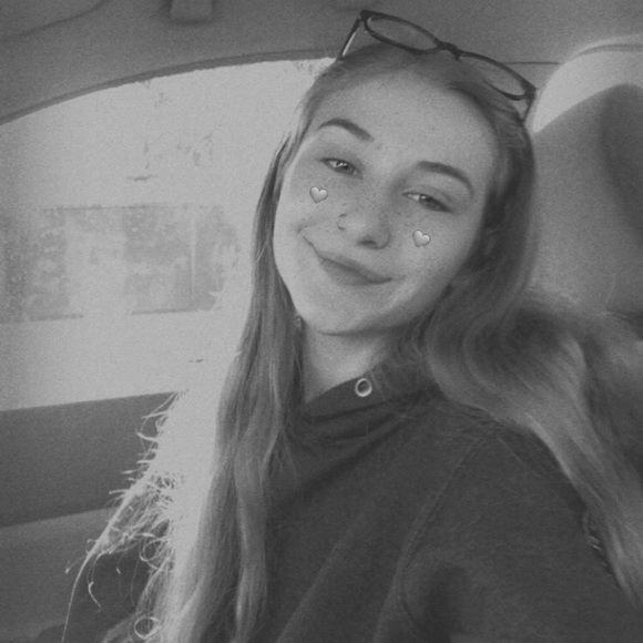 Profile Picture of Emma Bulinski (@emmabulinski2) on Poshmark