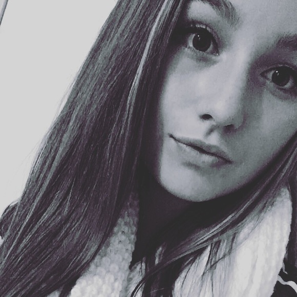 Profile Picture of Lauren Chiaramonte (@laurenchair) on Poshmark