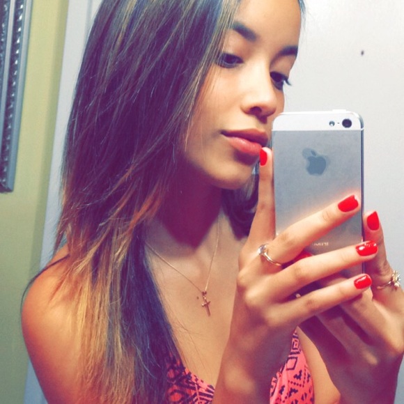 Profile Picture of Maria Souza (@maria_s0uzaa) on Poshmark