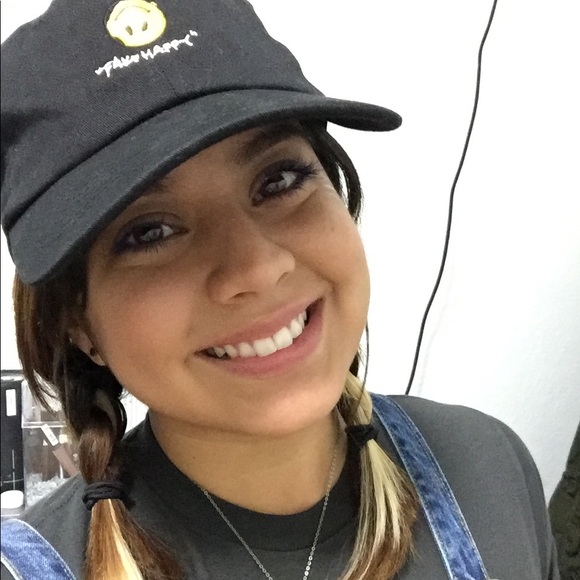 Profile Picture of Bianca Corrales (@biancadcorrales) on Poshmark