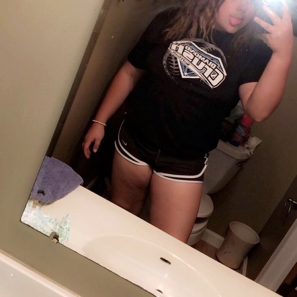 Profile Picture of Mackenzie Hillesheim (@mackiedoodle628) on Poshmark