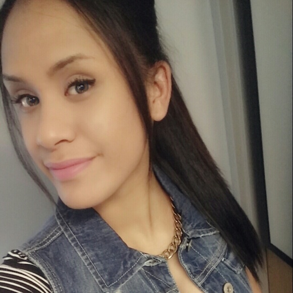 Profile Picture of Melissa Kahuena (@mnlkay) on Poshmark