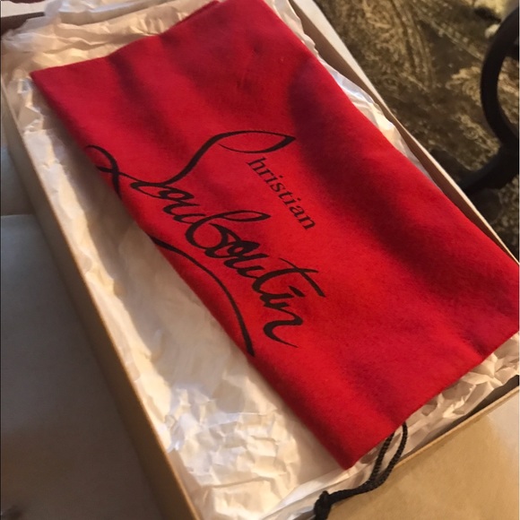 Profile Picture of Robin Reyes (@robinfashion) on Poshmark