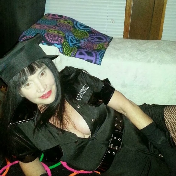 Profile Picture of Julie Haskell (@juliehaskell50) on Poshmark