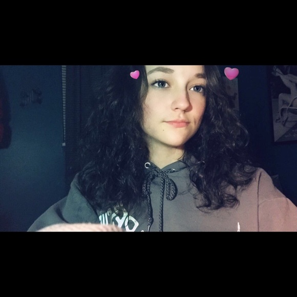 Profile Picture of Katie Hutchins (@kaihut3113) on Poshmark