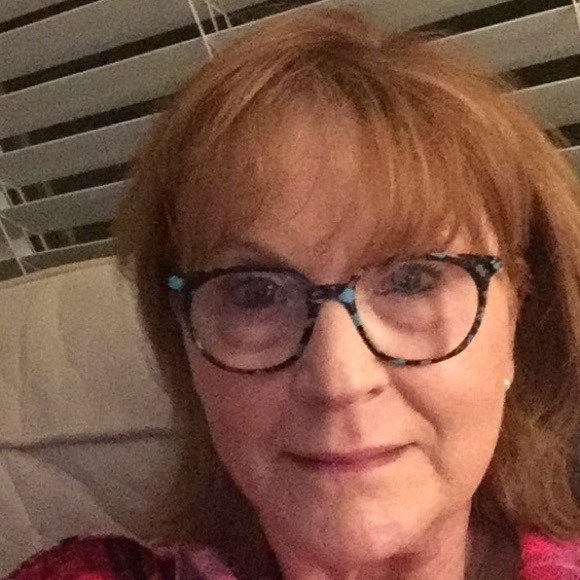 Profile Picture of Lisa Cuff (@lscuff) on Poshmark