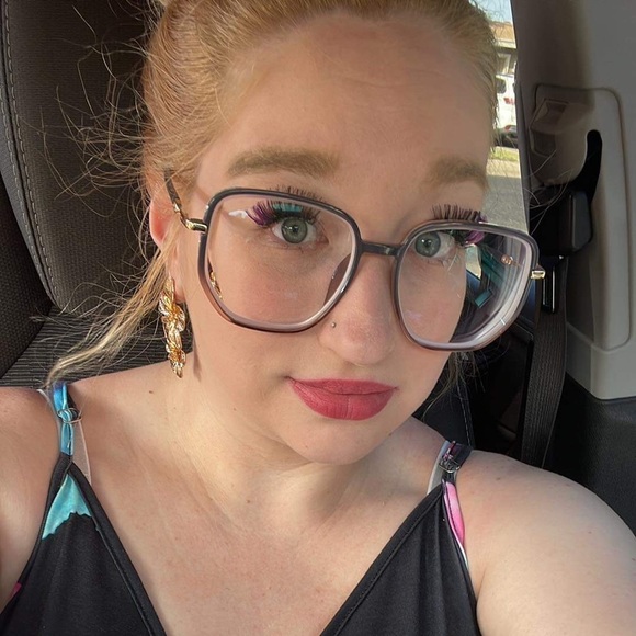 Profile Picture of Chrystal Azlin (@chrystalazlin) on Poshmark