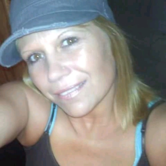 Profile Picture of Sharon Wiley (@sharonw1971) on Poshmark