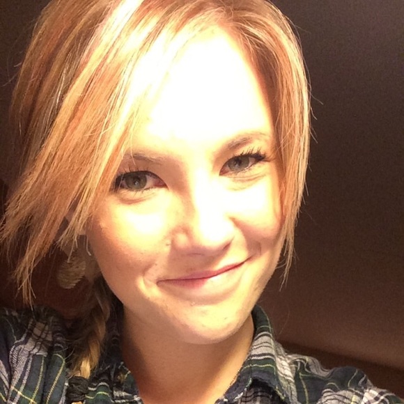 Profile Picture of Julia Estes (@jestes13) on Poshmark