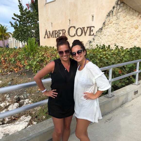 Profile Picture of Peyton Apruzzese (@peytonellyse33) on Poshmark