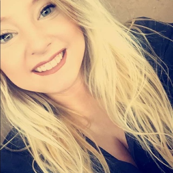 Profile Picture of Sarah Heidebrink (@saylynn17) on Poshmark