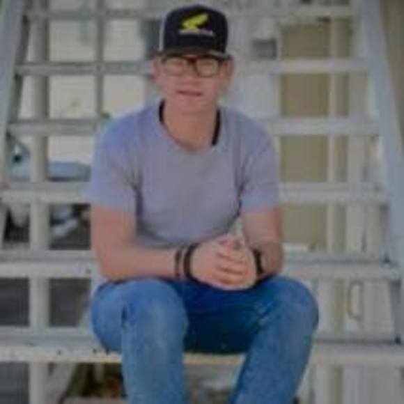 Profile Picture of Robert Andersen (@robertandersen) on Poshmark