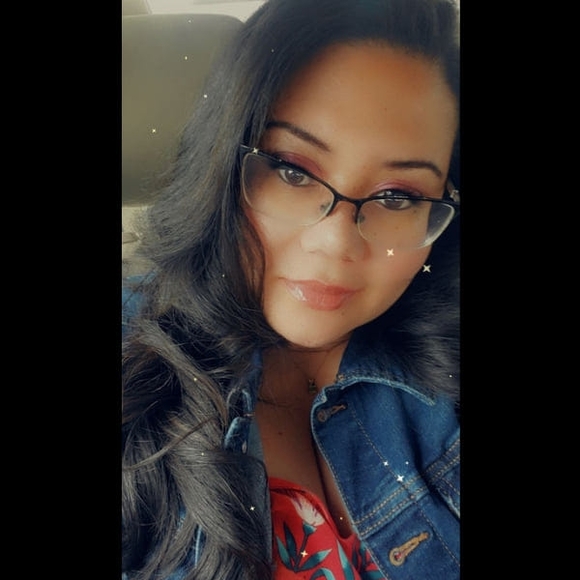 Profile Picture of Shamera Boozer (@snboozer) on Poshmark