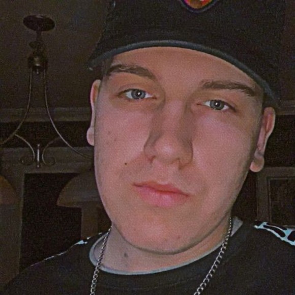 Profile Picture of Austin Whalen (@auttiedog) on Poshmark