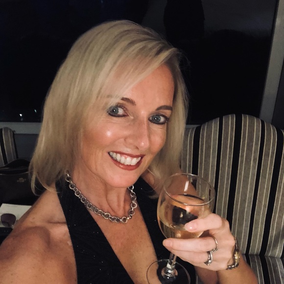 Profile Picture of Sara Pengelly (@slengelly) on Poshmark