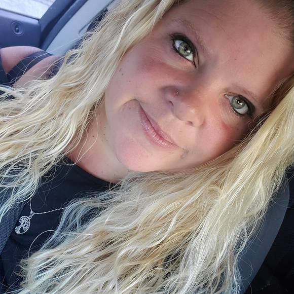 Profile Picture of Tara Stuckless (@tarastuckless) on Poshmark