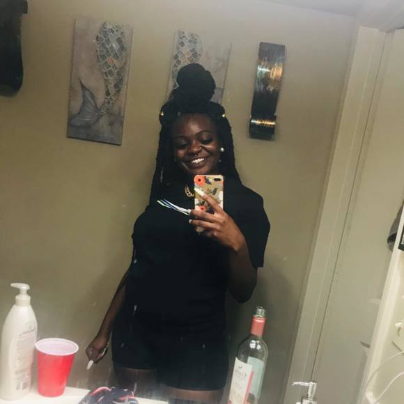Profile Picture of Amerah Becton (@rene_997) on Poshmark