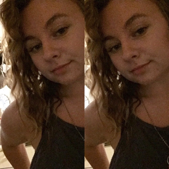 Profile Picture of Arionna Roxburgh (@arionnaa_r) on Poshmark
