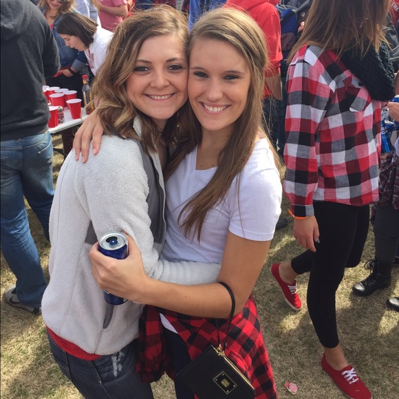 Profile Picture of Megan Bessmer (@mebess) on Poshmark