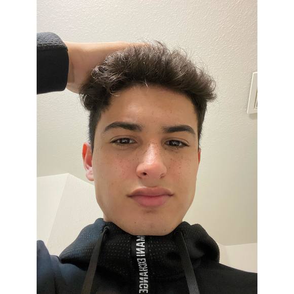 Profile Picture of David Solis (@davsolis18) on Poshmark