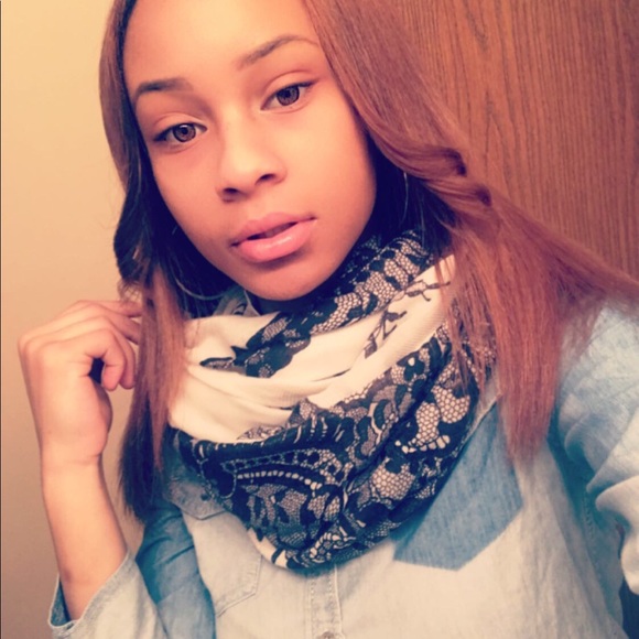 Profile Picture of Trinity Lee (@trinitysaniah) on Poshmark