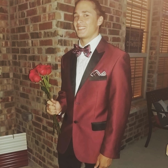Profile Picture of Wolfking Wolfman (@xandermega24) on Poshmark