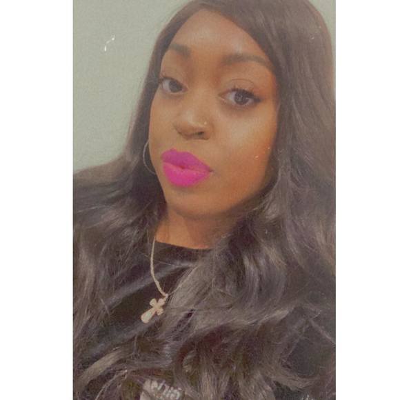 Profile Picture of Trinette Renee (@teethebeauty) on Poshmark