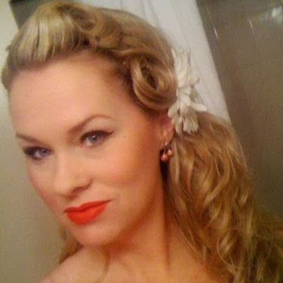 Profile Picture of Crystal Hinzman (@fashionbug1978) on Poshmark