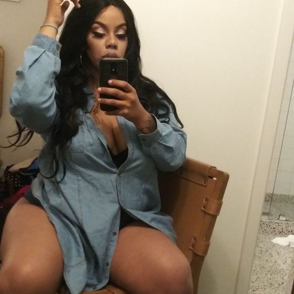 Profile Picture of Cookie Gonzalez (@madelinereynoso) on Poshmark