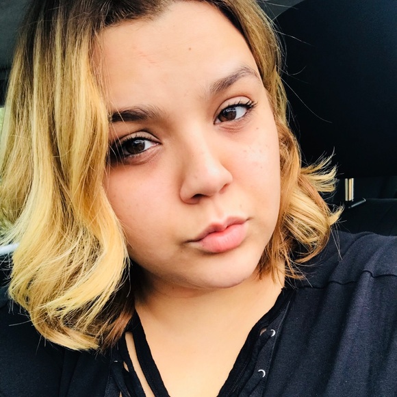 Profile Picture of Zelia Mashni (@iamzu) on Poshmark