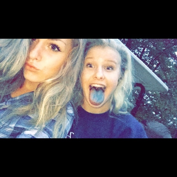 Profile Picture of Ashley Garfield (@ashleygarfield) on Poshmark