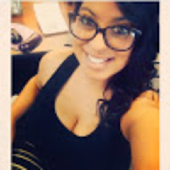 Profile Picture of Sara Ledesma (@saraledesma) on Poshmark