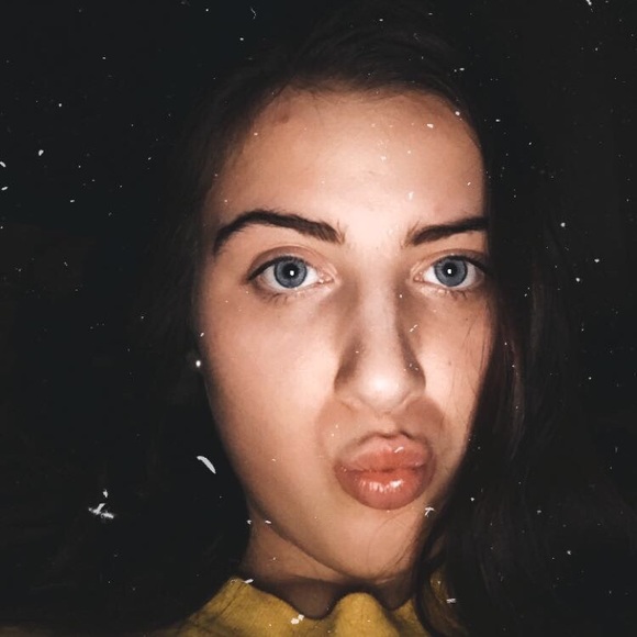 Profile Picture of Madison Caflisch (@madisoncaflisch) on Poshmark