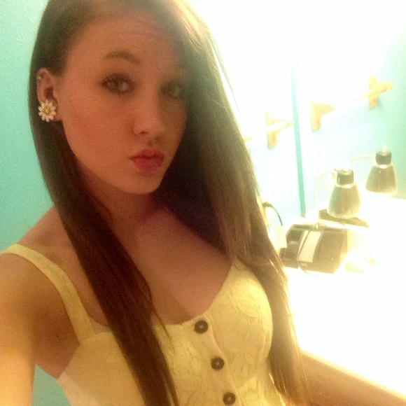 Profile Picture of Allie Ziegler (@aziegler99) on Poshmark