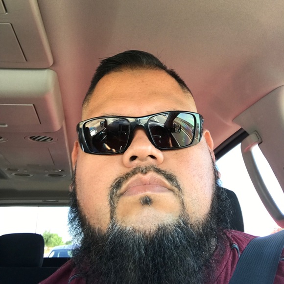 Profile Picture of Mike Flores (@mikeflores) on Poshmark
