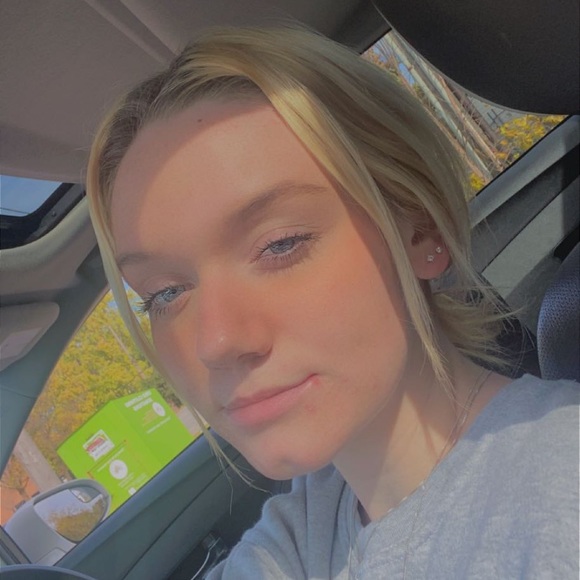Profile Picture of Charlotte Summerhayes (@csummerhayes) on Poshmark