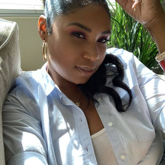 Profile Picture of Veronica Bryant (@gravervy) on Poshmark