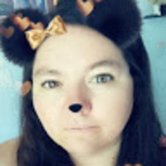 Profile Picture of Ruth Arquitt (@ruttie77) on Poshmark
