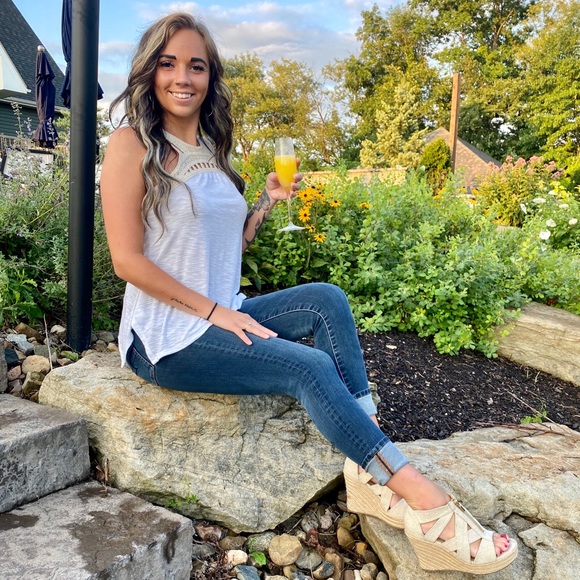 Profile Picture of Alyssa Bielinski (@a_bielinski) on Poshmark