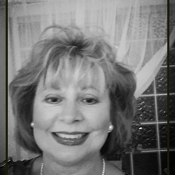 Profile Picture of Carole Pendergraft (@seashell299) on Poshmark