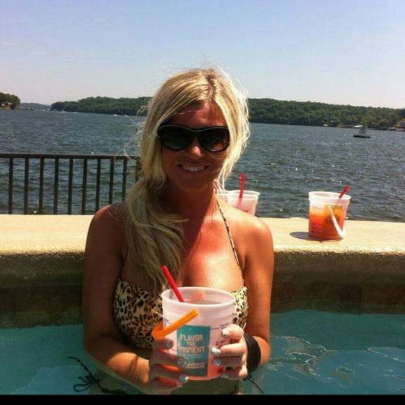 Profile Picture of Tina Molohon (@tmolohon) on Poshmark