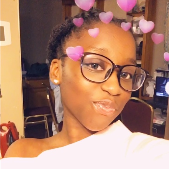 Profile Picture of Ekua Beneman (@simplyekua) on Poshmark