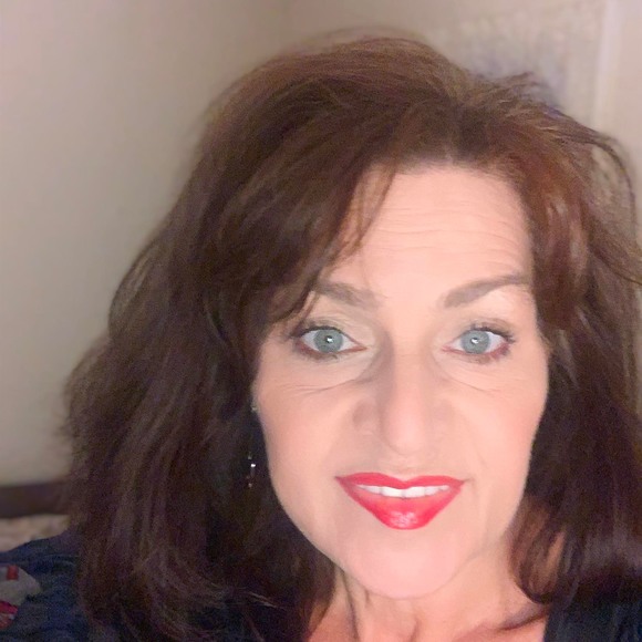 Profile Picture of Amy Schneible (@amyschneible) on Poshmark