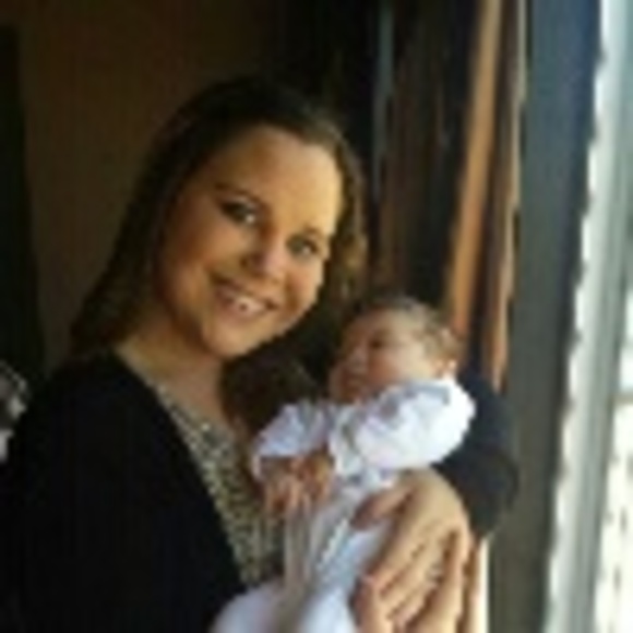 Profile Picture of Angela Debarbieri (@angex1121) on Poshmark