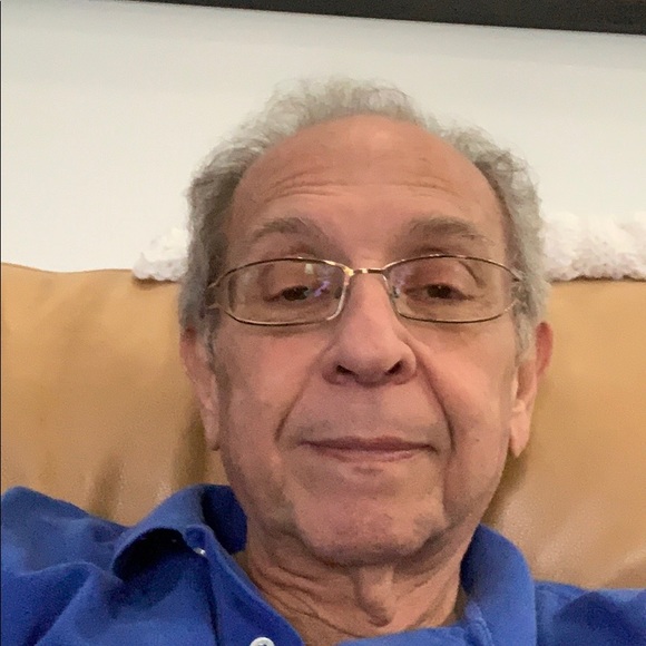 Profile Picture of Daniel Schneider (@rosadan2) on Poshmark