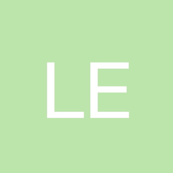 Profile Picture of Laura Engle (@peacham) on Poshmark